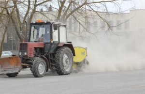 Ketvirtadienio rytą traktoriai šlavė Taikos gatvės turgelį. D.Zibolienės nuotr.