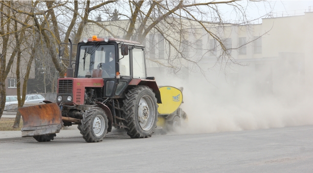 Ketvirtadienio rytą traktoriai šlavė Taikos gatvės turgelį. D.Zibolienės nuotr.