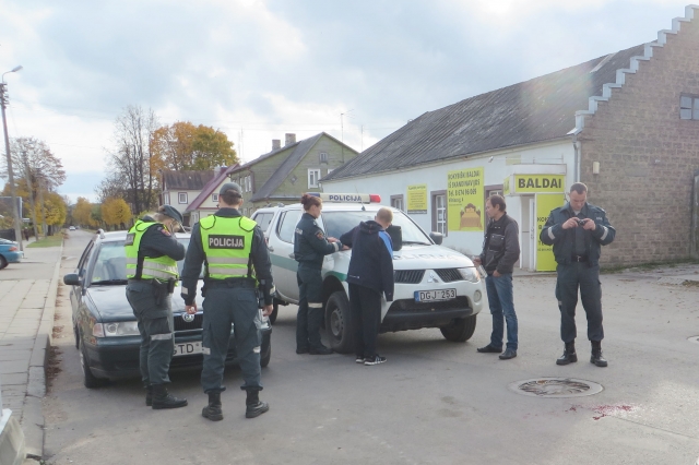 Įvykio vietoje būriavosi iškviesti pareigūnai