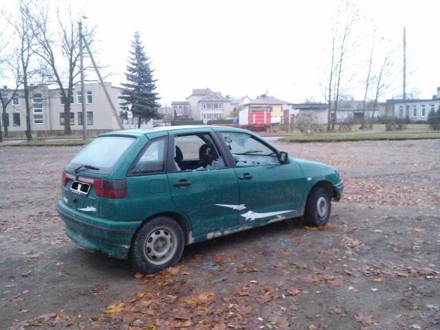 Paliktam automobiliui kažkas išdaužė stiklus. M. Katinauskienės nuotr.