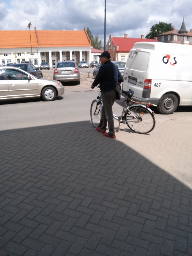 Reikalavimus net ir šviesiuoju paros metu dėvėti šviesą atspindinčią liemenę arba turėti specialius dviračių žibintus kai kurie dviratininkai vis dar ignoruoja.