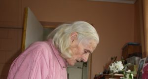 Antanina Baltuškienė ne vieną valandą praleidžia mankštindamasi ant anūkės padovanoto kamuolio. Pasak senolės