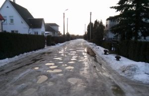 Pergalės gatvės gyventojų vargai: per duobes sunku pasiekti namus Dalis Pergalės gatvės gyventojų džiaugiasi asfaltu