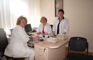 Gydytoja akušerė-ginekologė Rima Uselienė (kairėje) ir akušerės Danguolė Jočienė bei Gražina Uldukienė neslėpė – dirbti šio pobūdžio darbą gali ne kiekviena moteris. „Nesvarbu