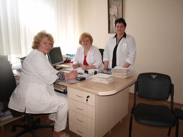 Gydytoja akušerė-ginekologė Rima Uselienė (kairėje) ir akušerės Danguolė Jočienė bei Gražina Uldukienė neslėpė – dirbti šio pobūdžio darbą gali ne kiekviena moteris. „Nesvarbu