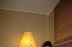 Konkurso „Pyragų pyragas“ nugalėtoją išaiškino kavinės „Pupelė“ barmenė Lina Diržytė. M. Katinauskienės nuotr.