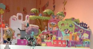 Smiltės aistra - kolekcionuoti lėles monstres ir mažuosius gyvūnėlius iš serijos „Littlest pet shop". Šių žaislų mergaitė gauna beveik visomis progomis ir turi jau ne vieną dešimtį. S. Dainytės asmeninio archyvo nuotr.