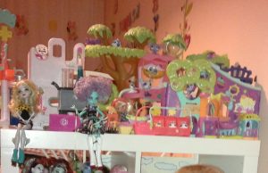 Svečiuose pas Smiltę Smiltės aistra - kolekcionuoti lėles monstres ir mažuosius gyvūnėlius iš serijos „Littlest pet shop". Šių žaislų mergaitė gauna beveik visomis progomis ir turi jau ne vieną dešimtį. S. Dainytės asmeninio archyvo nuotr.