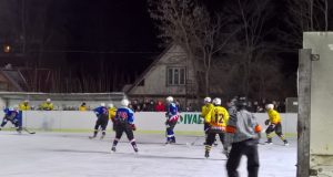 Vakar Rokiškio ledo arenoje įvyko pirmosios ledo ritulininkų varžybos ant šiųmečio ledo.