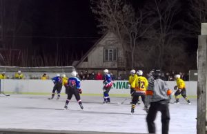 Vakar Rokiškio ledo arenoje įvyko pirmosios ledo ritulininkų varžybos ant šiųmečio ledo.