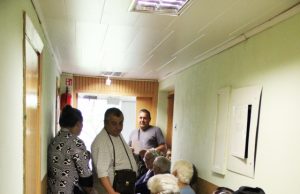 Dokumentų keitimas virto prakeiksmu Migracijos grupės koridoriuje - žmonių eilės. N.Byčkovskio nuotr.