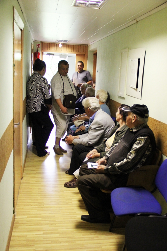 Migracijos grupės koridoriuje - žmonių eilės. N.Byčkovskio nuotr.
