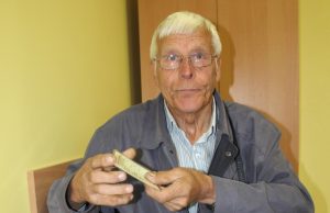 Senovinės technikos aistruolio Narcizo Mikšio rankinėje – dešimtys jo kolekcinių automobilių dokumentų.  D. Zibolienės nuotr.