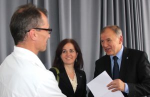 Gydytojas Kęstutis Mikučionis (kairėje) Psichiatrijos ligoninėje viešėjusiam buvusiam Sveikatos apsaugos ministrui Vyteniui Povilui Andriukaičiui įteikė paciento laišką. D. Zibolienės nuotr.