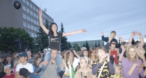 Lietuvos valstybės (karaliaus Mindaugo karūnavimo) dienos šventiniame koncerte žiūrovai linksminosi iš visos širdies. D.Zibolienės nuotr.