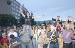 Nuvilnijo tūstantmečio šventė Lietuvos valstybės (karaliaus Mindaugo karūnavimo) dienos šventiniame koncerte žiūrovai linksminosi iš visos širdies. D.Zibolienės nuotr.