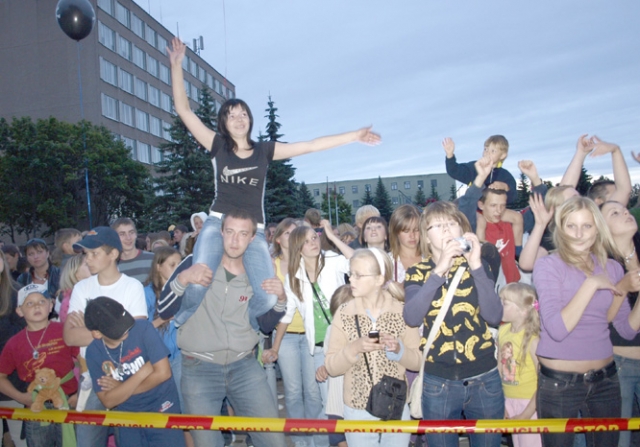 Lietuvos valstybės (karaliaus Mindaugo karūnavimo) dienos šventiniame koncerte žiūrovai linksminosi iš visos širdies. D.Zibolienės nuotr.