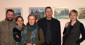 Po kalėdinės miniatiūrų parodos atidarymo: L.Keraitis (iš kairės)