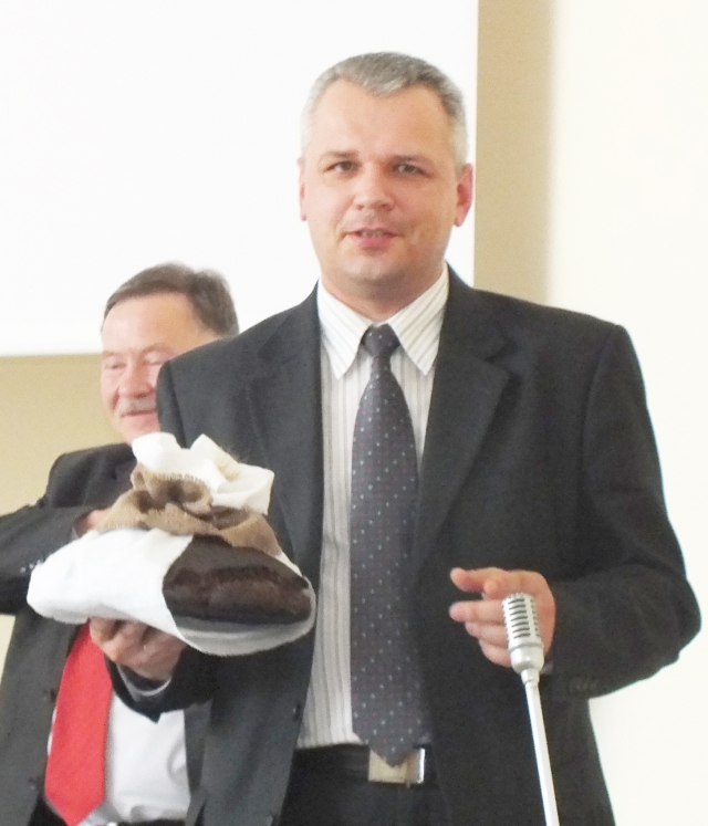 Po žemdirbių „egzamino“ Vigilijus Jukna buvo apdovanotas rokiškėnų namine duona. A.Minkevičienės nuotr. Po žemdirbių „egzamino“ Vigilijus Jukna buvo apdovanotas rokiškėnų namine duona. A.Minkevičienės nuotr.