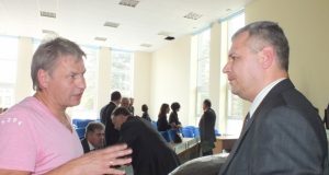 Lašų žemės ūkio bendrovės vadovas Zenonas Akramavičius (kairėje) ministro Vigilijaus Juknos prašė įsigilinti į grūdų kokybės standartų ir jų eksporto problemas. A.Minkevičienės nuotr.