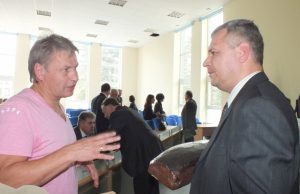 Lašų žemės ūkio bendrovės vadovas Zenonas Akramavičius (kairėje) ministro Vigilijaus Juknos prašė įsigilinti į grūdų kokybės standartų ir jų eksporto problemas. A.Minkevičienės nuotr.