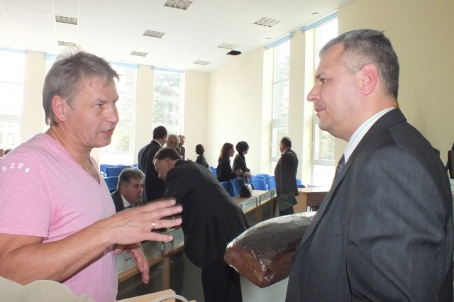 Lašų žemės ūkio bendrovės vadovas Zenonas Akramavičius (kairėje) ministro Vigilijaus Juknos prašė įsigilinti į grūdų kokybės standartų ir jų eksporto problemas. A.Minkevičienės nuotr.