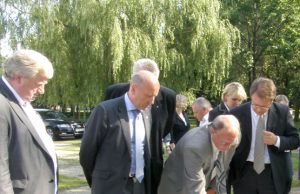 “Romuvos” gimnazijos stadiono brėžinius studijavo rajono meras V.Kanopa (iš kairės)