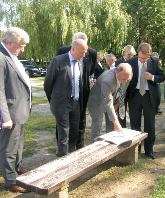 “Romuvos” gimnazijos stadiono brėžinius studijavo rajono meras V.Kanopa (iš kairės)