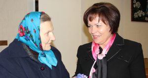 Pandėlietė Danutė Gaškaitė (kairėje) Krašto apsaugos ministrei R.Juknevičienei įteikė žibuoklių. D.Zibolienės nuotr.