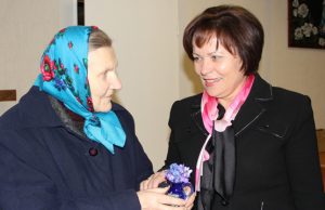 Pandėlietė Danutė Gaškaitė (kairėje) Krašto apsaugos ministrei R.Juknevičienei įteikė žibuoklių. D.Zibolienės nuotr.