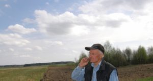 Už hektarą žemės kariauti pasiryžęs Petras Minkevičius pyksta ant žemėtvarkininkų ir šią žemę perkančių žiobiškėnų:  „Ta žemė tarp mūsų sklypo ir senelių turėtos sodybos