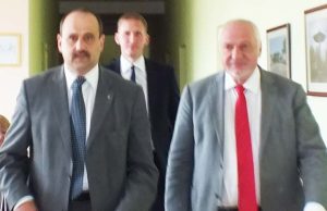 Ministras Valentinas Mazuronis (dešinėje) ir viceministras Linas Jonauskas (centre) rajono vicemerui Egidijui Vilimui sakė