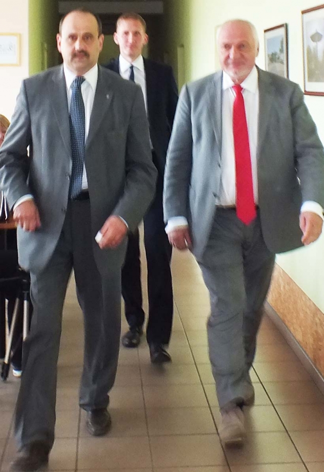 Ministras Valentinas Mazuronis (dešinėje) ir viceministras Linas Jonauskas (centre) rajono vicemerui Egidijui Vilimui sakė Ministras Valentinas Mazuronis (dešinėje) ir viceministras Linas Jonauskas (centre) rajono vicemerui Egidijui Vilimui sakė
