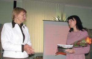 Bibliotekininkė Daiva Vilkickienė (dešinėje) viešniai įteikė Rokiškio krašto kultūros žurnalą „Prie Nemunėlio“.
