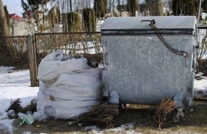 Gyventojai nenoriai rūšiuoja komunalines atliekas.