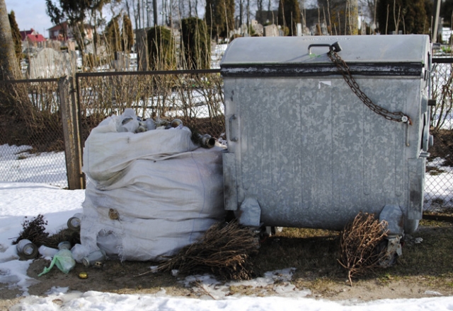 Gyventojai nenoriai rūšiuoja komunalines atliekas.