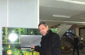Demonstruodamas elektros ir elektroninių atliekų konteinerį Darutis Krivas pašmaikštavo