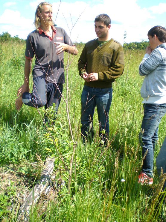 T.Lomanas (iš kairės) pasakojo Aleksandrui ir Andriui Melnikovams apie medelių tręšimo ypatumus. 