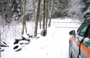 Sėlynės girininkijos miške rastos naudotos padangos.