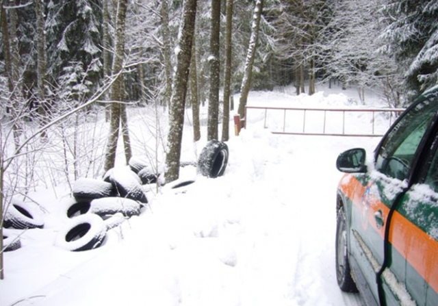 Sėlynės girininkijos miške rastos naudotos padangos.