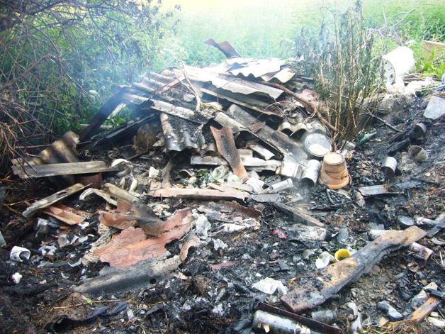 Tarp degintų šiukšlių Nečionių sąvartyne - žmogaus sveikatai pavojingas asbestinis šiferis. D. Baronienės nuotr.