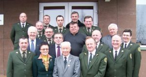„Auksinio ąžuolo lapo“ medaliu apdovanotą S.Šakūną (centre) pasveikino Rokiškio miškų urėdijos