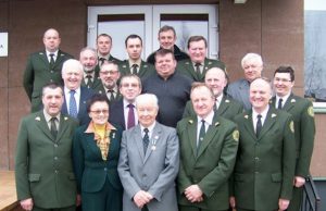 „Auksinio ąžuolo lapo“ medaliu apdovanotą S.Šakūną (centre) pasveikino Rokiškio miškų urėdijos