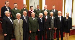 Apdovanotieji įsiamžino bendroje nuotraukoje.