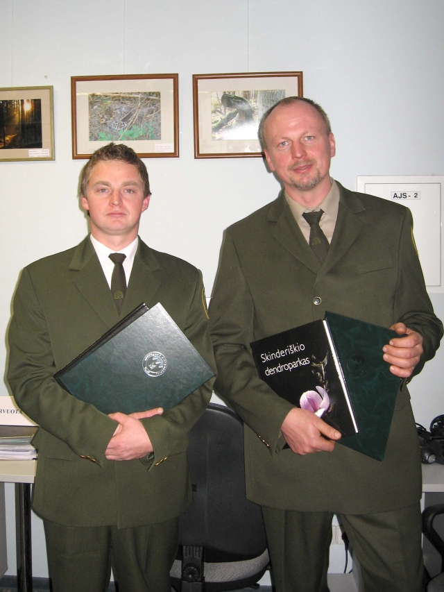 N.Smalskys (kairėje) ir R.Leonas po apdovanojimų prie savo fotografijų. K.Kuodžio nuotr.