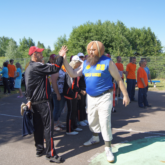 Atsarginis Skemų komandos žaidėjas A.Bagdonas... kamuolį nešiojo ant galvos. M.Miškinio nuotr. Atsarginis Skemų komandos žaidėjas A.Bagdonas... kamuolį nešiojo ant galvos. M.Miškinio nuotr.