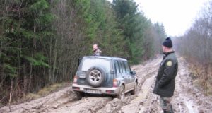 Į urėdijos miškų masyvą važiuojantys miškininkai pavasarį aptinka taip išmaurotų kelių