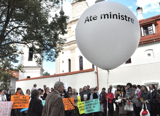 Mokytojai mitingavo prie Švietimo ir mokslo ministerijos. Eltos nuotr.