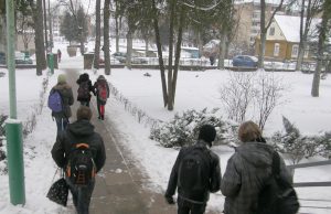 Profilaktinis mokinių sveikatos patikrinimas parodė: dauguma rajono moksleivių turi vienokių ar kitokių sveikatos problemų. A.Puteikytės nuotr.