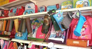 Mokyklinėmis prekėmis vilioja prekybos centrai. N.Byčkovskio nuotr.